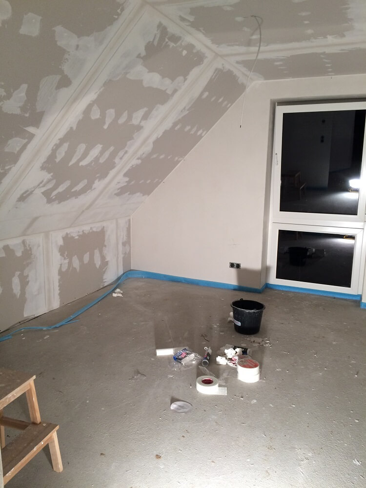 Die Rigipsplatten im Schlafzimmer sind gespachtelt und geschliffen, als nรคchstes kommt die Tapete