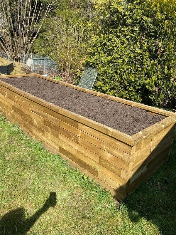 Erst nachdem das Hochbeet befรผllt ist, kann mit dem Bepflanzen begonnen werden