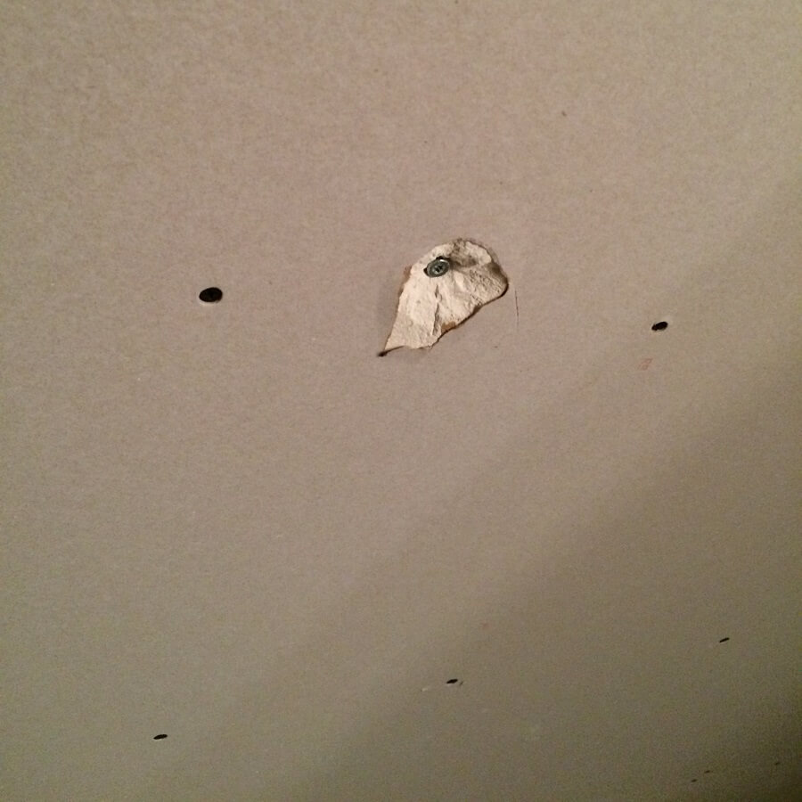 Fugen und Schraublรถcher sollten komplett entstaubt werden, bevor mit dem Spachteln begonnen wird