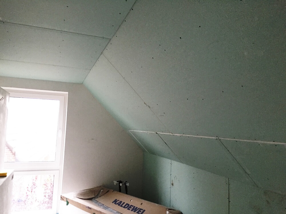 Im Badezimmer werden imprรคgnierte Gipskartonplatten verwendet, die ganz normal gespachtelt werden mรผssen