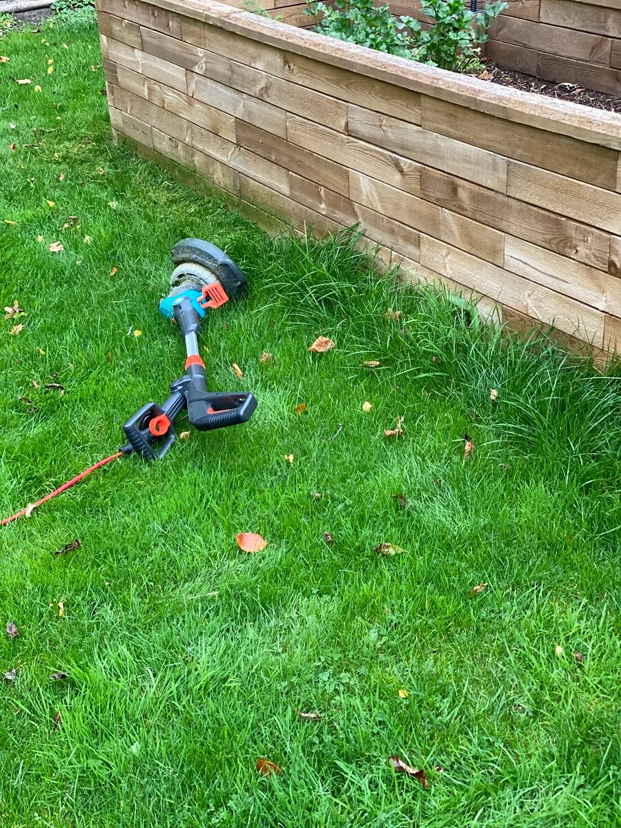 Mit dem Rasentrimmer ist das รผberschรผssige Gras in wenigen Minuten entfernt