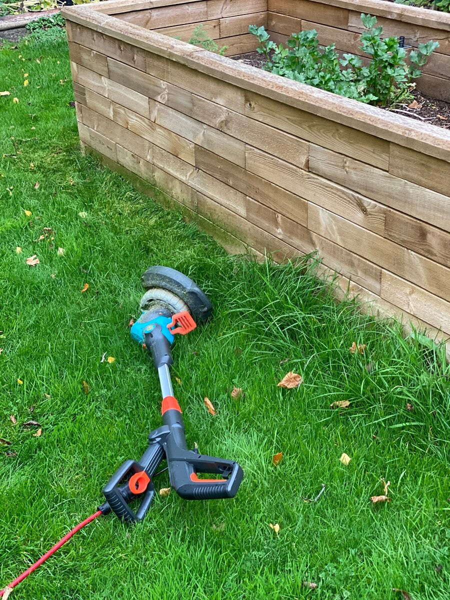 Mit einem Rasentrimmer erreicht man auch die Grashalme, die vom Rasenmรคher oder dem Mรคhroboter nicht erreicht werden - Eine รbersicht verschiedener Arten