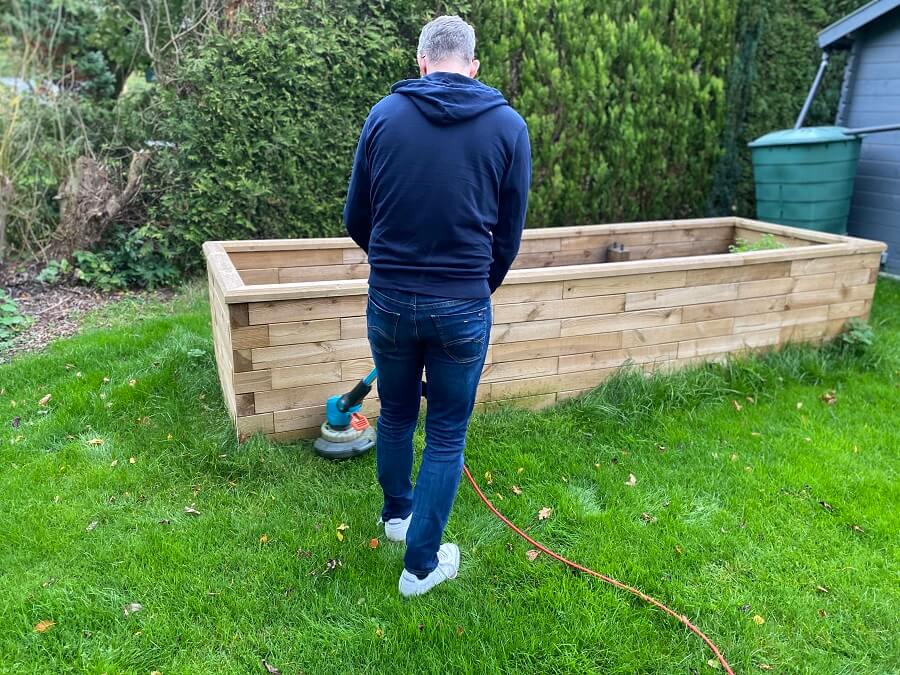 Mit unserem Gerdena Rasentrimmer entfernen wir die Grashalme, die nach dem Rasen mรคhnen noch stehen geblieben sind