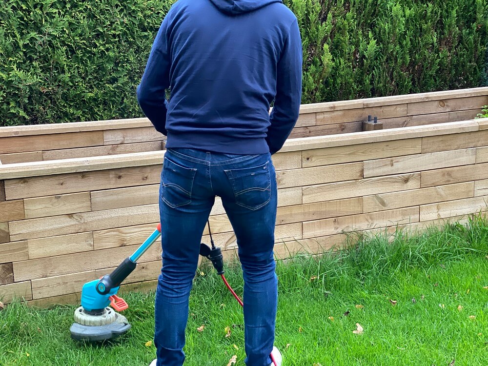 Rasentrimmer als sinnvolle Gartenhelfer, in unserem Fall beim Hochbeet und Gartenhaus - Unsere Tipps & Erfahrungen