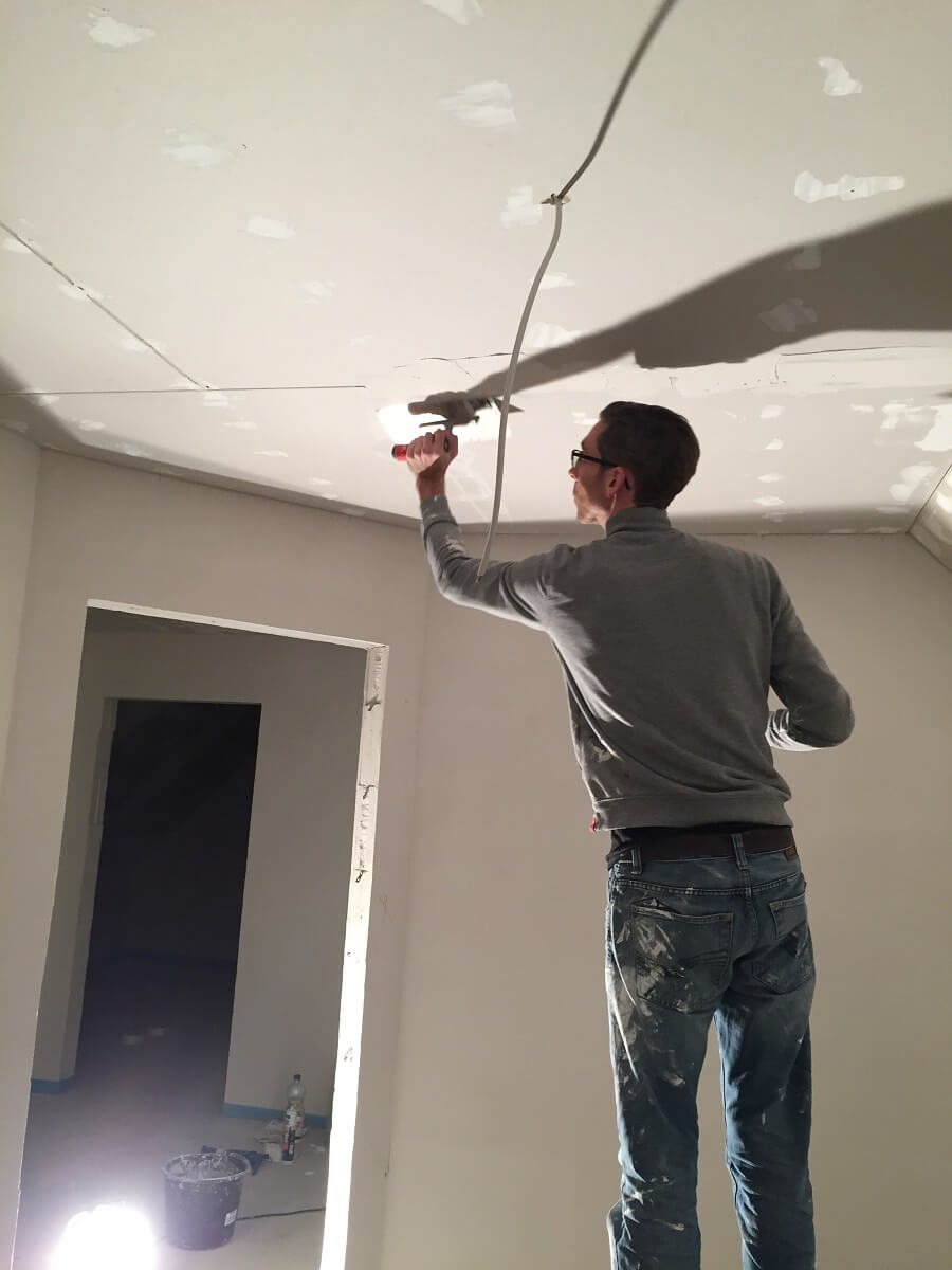 Zunรคchst sollte man die Fugen mit ausreichend Spachtelmasse fรผllen und dann seitlich abziehen