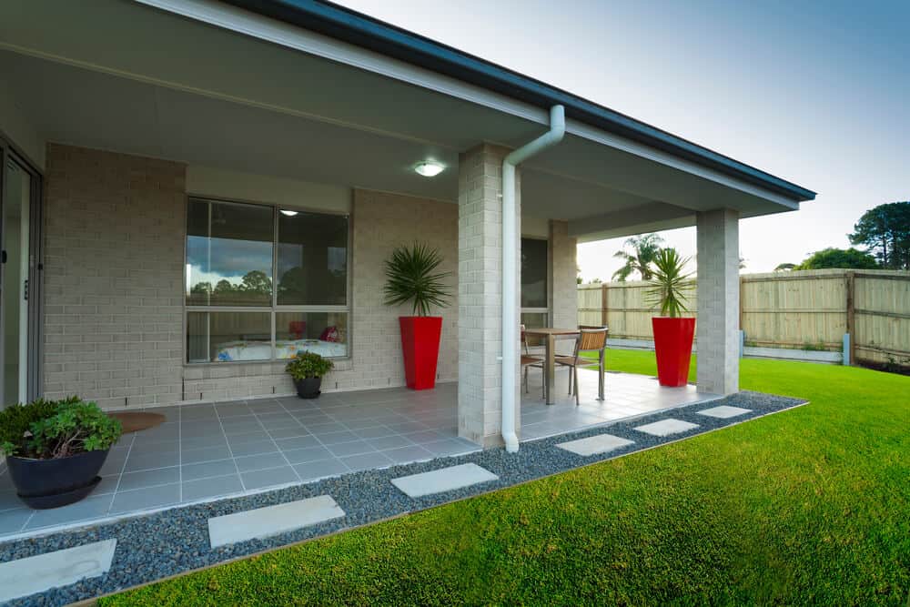 Bei einem Bungalow mit Flachdach kann man die Terrasse direkt mit รผberdachen