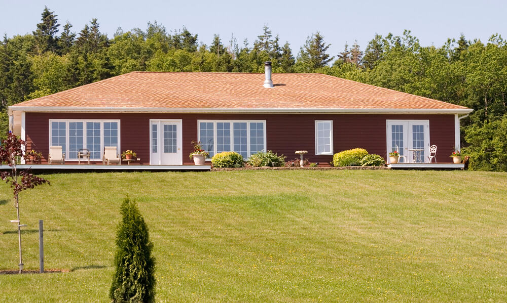Bei einem breiten Bungalow kann man die Terrasse toll รผber die gesamte Seite ziehen und aus vielen Rรคumen erreichbar machen