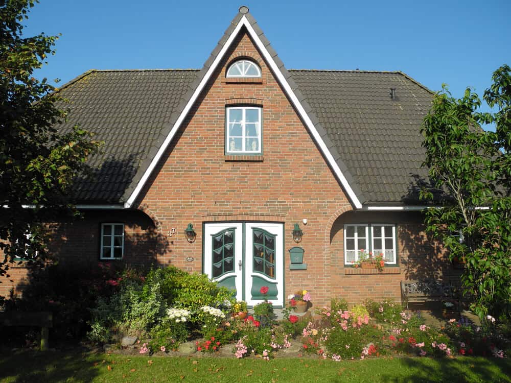 Das Kapitรคnshaus รผberzeugt durch einen sehr groรzรผgigen Giebel im Eingangsbereich