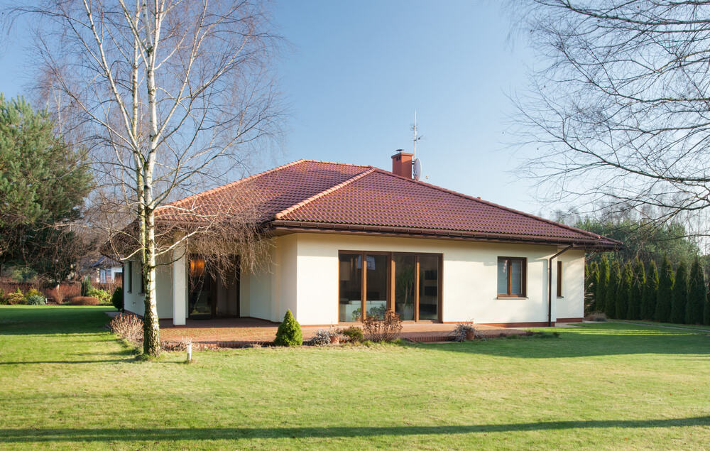 Ein Bungalow mit groรem Garten ist eine tolle Variante des Einfamilienhauses fรผr Familien