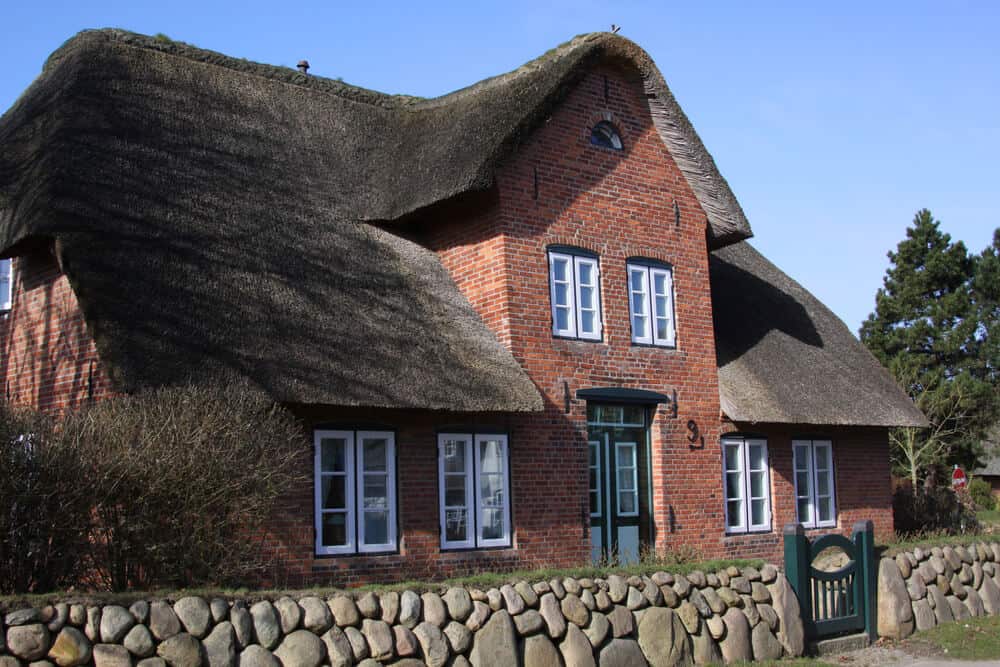 Ein Friesenhaus auf Sylt - klassisch mit Reetdach und roten Klinkersteinen