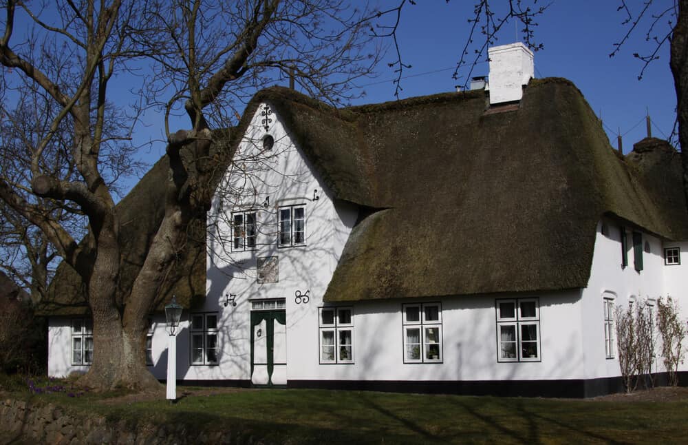 Ein Friesenhaus mit Reetdach in Keitum auf Sylt - klassische Bauweise und typisch in Norddeutschland