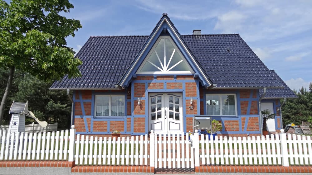 Ein farbenfrohes Friesenhaus mit groรen Fenstern, die fรผr viel Licht im Eingangsbereich sorgen