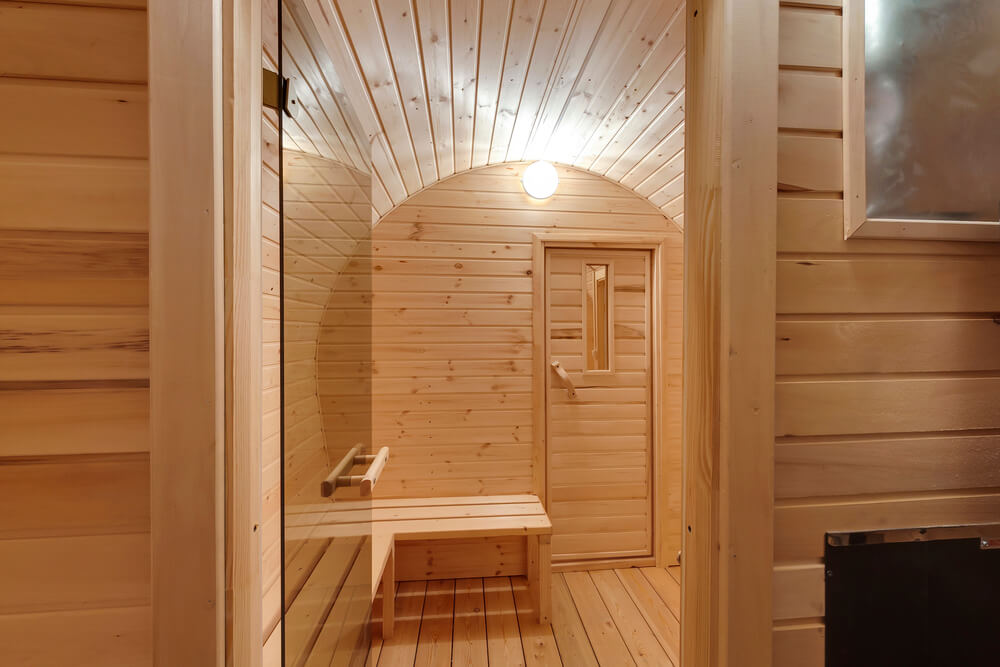 Fassauna mit Vorraum - Eine solche Gartensauna bietet viel Platz, Ablageflรคchen und eine gute Mรถglichkeit, sich beispielsweise umzuziehen