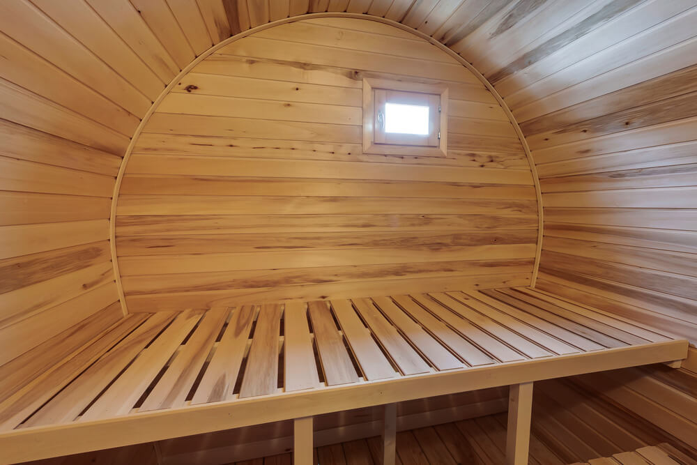 Im Innenraum eines Saunafasses ist je nach Grรถรe Platz fรผr zwei bis acht Personen