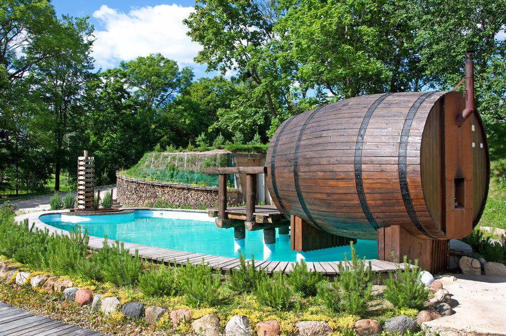 Saunafass mit Pool - Wer das nรถtige Kleingeld und den Platz im eigenen Garten hat, baut sich um seine Fasssauna einfach noch einen kleinen Pool zur Abkรผhlung