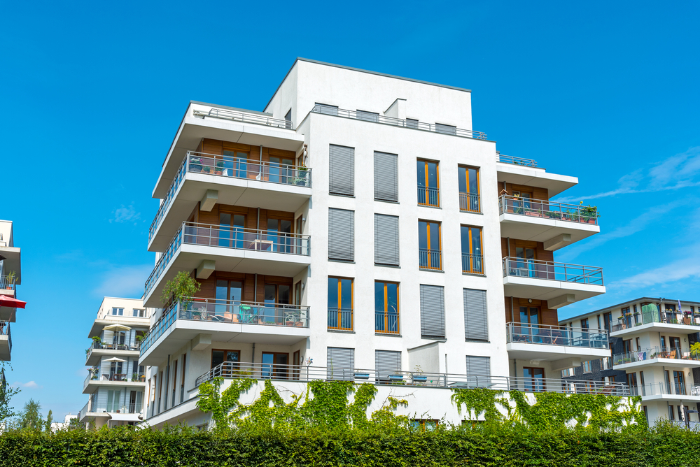 Ein Mehrfamilienhaus kann unterschiedliche Bauweisen haben - Hier eine MFH mit Wohnungen neben- und รผbereinander