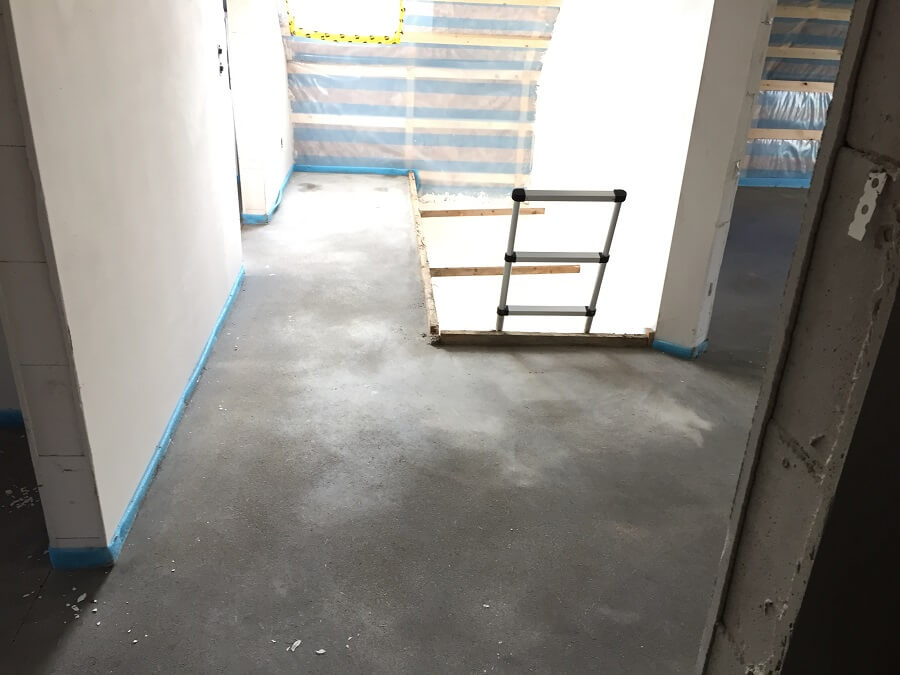 Nachdem die Fußbodenheizung verlegt und die Funktion geprüft wurde, kann der neue Estrich gegossen werden