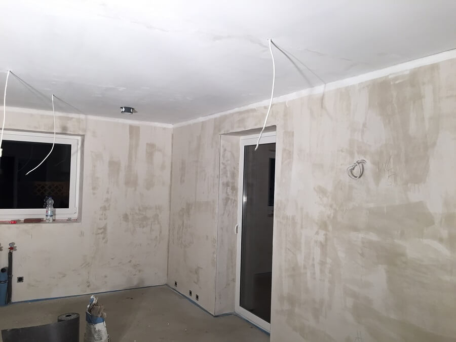 Bevor der Putz gestrichen werden kann, sollte er ausreichend grundiert werden