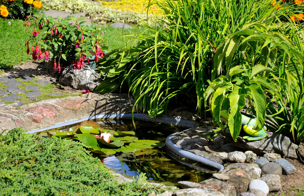 Ein kleiner, eingelassener Miniteich kann beispielsweise mit einer Schale angelegt werden