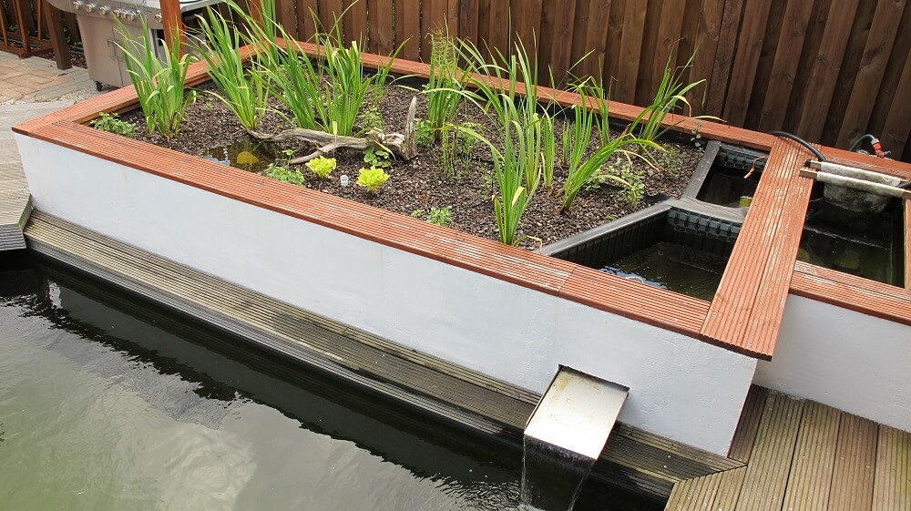 Ein Filtergraben kann auch ein optisches Highlight im eigenen Garten sein und toll in das Gesamtbild des Gartenteiches integriert werden