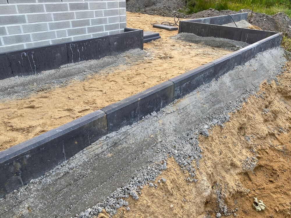 Die Randeinfassung für die Pflasterklinker kann mit einer Beton-Rückenstütze abgesichert werden