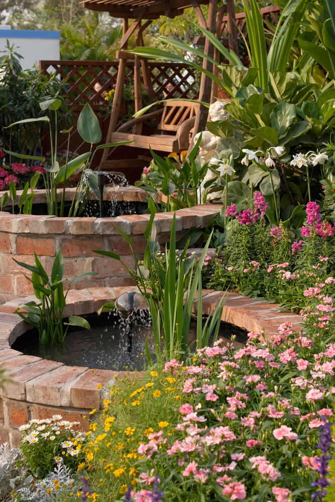 Ein Aufsitzteich aus Naturstein ermöglicht es, einen frostsicheren Teich zu erstellen