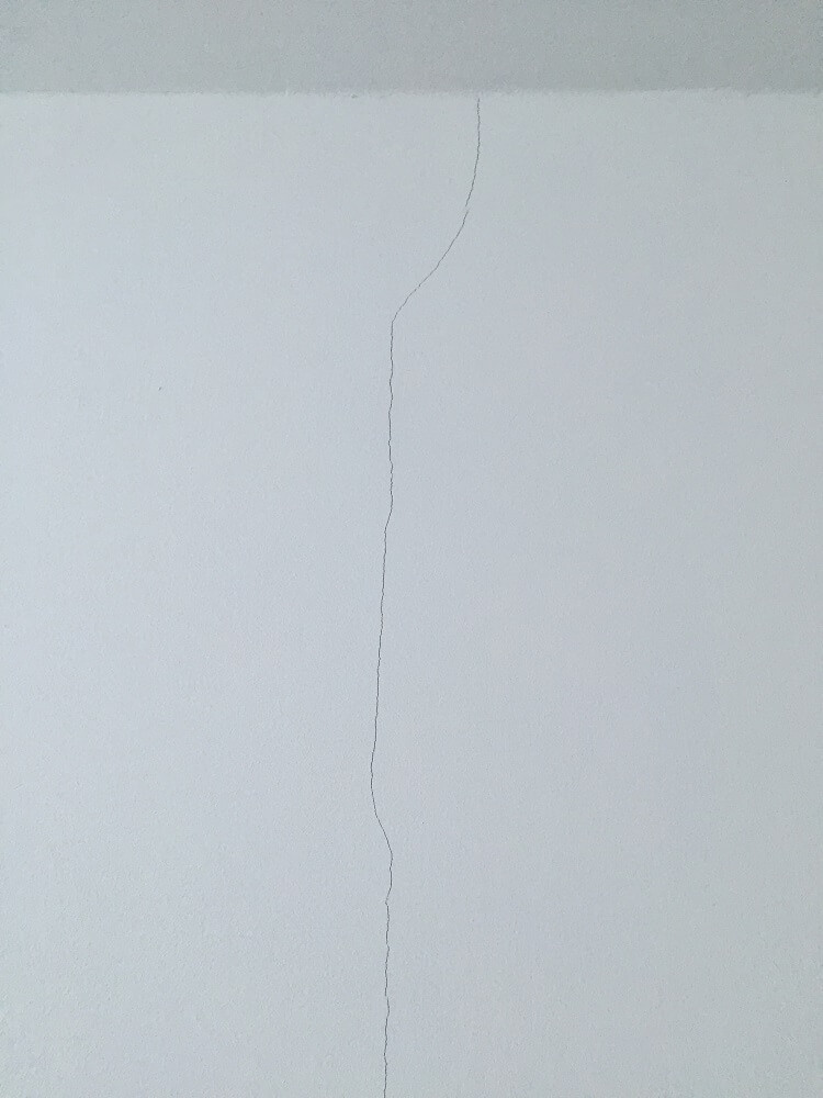 Putzrisse entstehen im Neubau sehr schnell und kรถnnen bis zu sieben Jahre auftreten, wenn sich das Haus setzt