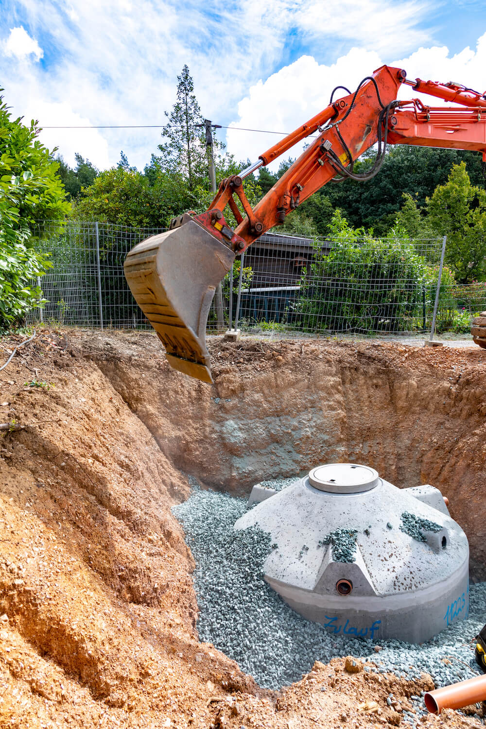 Regenwasserzisterne wird im Boden verbaut