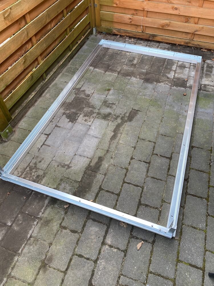 Biohort Minigarage Bodenrahmen aus Aluminium - Wir haben die Fahrradgarage auf den Bodenrahmen gestellt und im Boden verschraubt