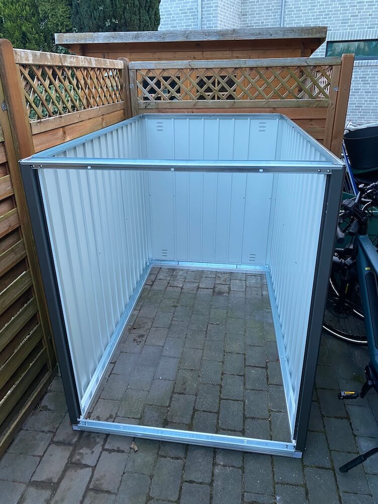 Biohort Montage der Minigarage - Seitenwände sind montiert und der Deckel kommt drauf