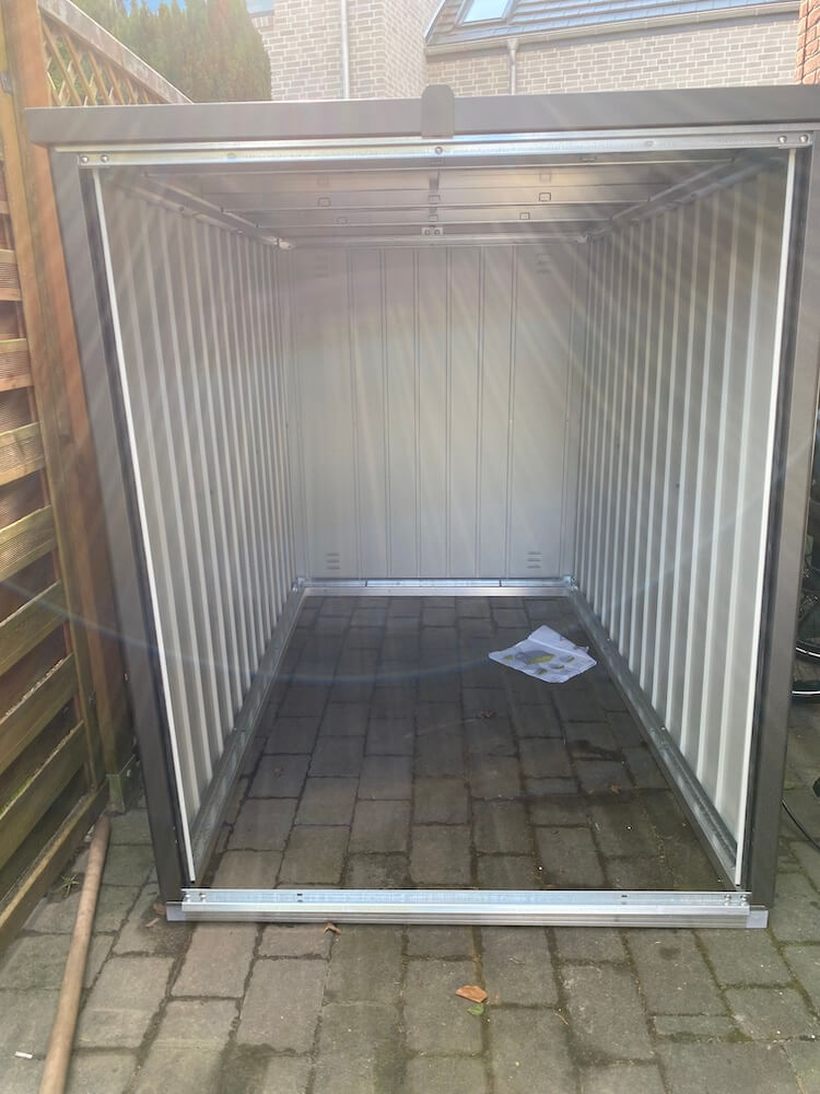 Die Fahrradgarage Metall ist fertig aufgebaut, nun fehlen nur noch die Türen