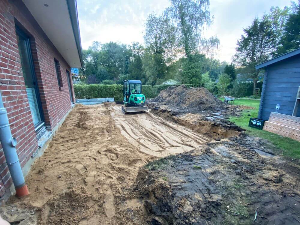 Beim Bau der neuen Terrasse ist der anliegende Rasen stark in Mitleidenschaft gezogen worden, weshalb wir uns entschieden haben, Rollrasen zu verlegen