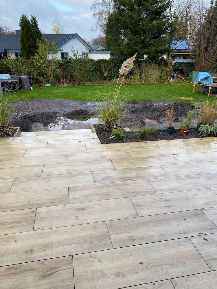 Nachdem die neue Terrasse fertig war, war der Rasen so kaputt, dass wir neuen Rasen verlegen mussten