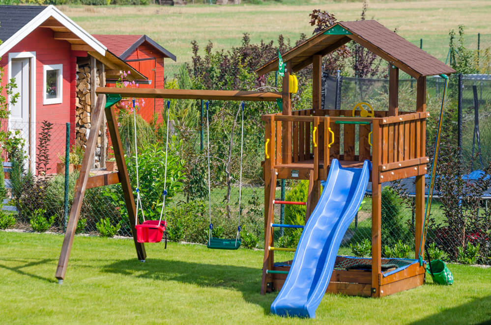 Ein Spielhaus bietet den Kindern im Garten einen tollen Ort für Rollenspiele, Verstecken und andere Spiele