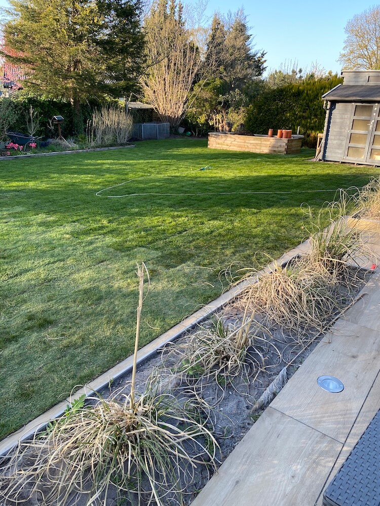 Nach dem der neue Rasen verlegt wurde, darf er zwei Wochen nicht betreten werden