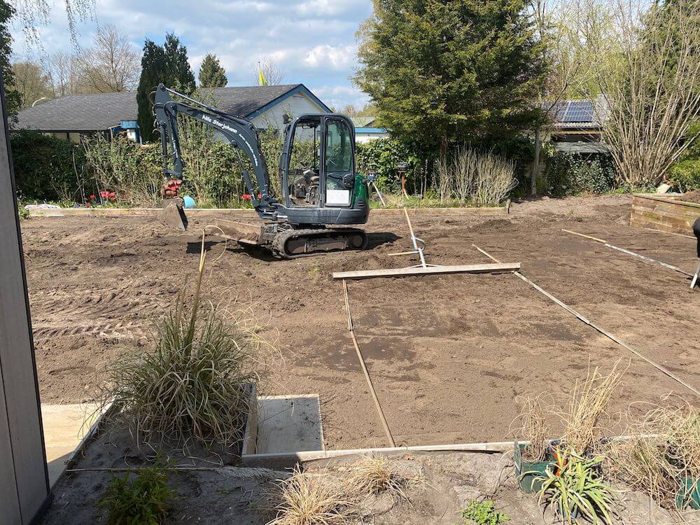 Rollrasen verlegen Vorbereitung - Der Untergrund wird im Frรผhling oder Herbst vorbereitet