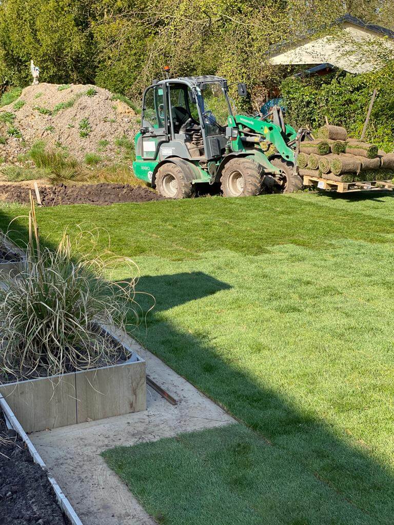 Rollrasen wird aufgerollt auf Paletten geliefert und sollte am selben Tag verlegt werden