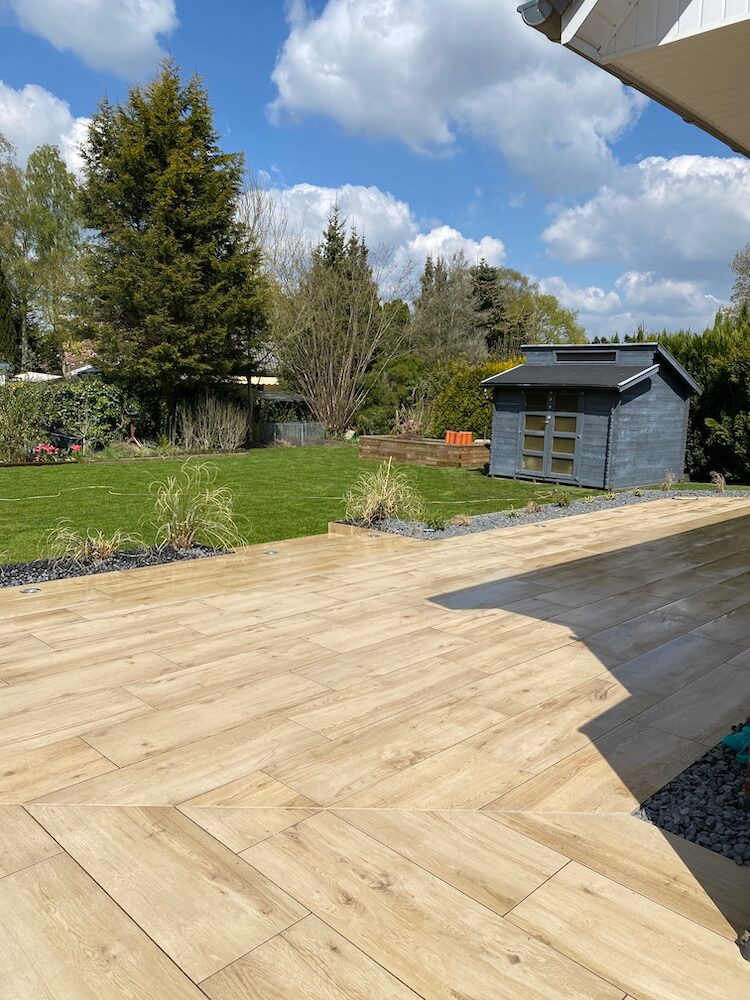 Terrasse Keramikfliesen Holzoptik mit Rollrasen verlegt