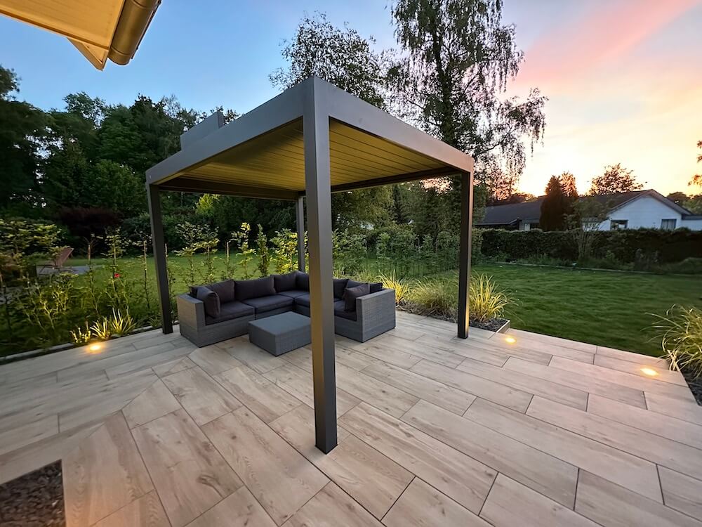 Pergola Lamellendach - freistehend im Garten als Sonnenschutz