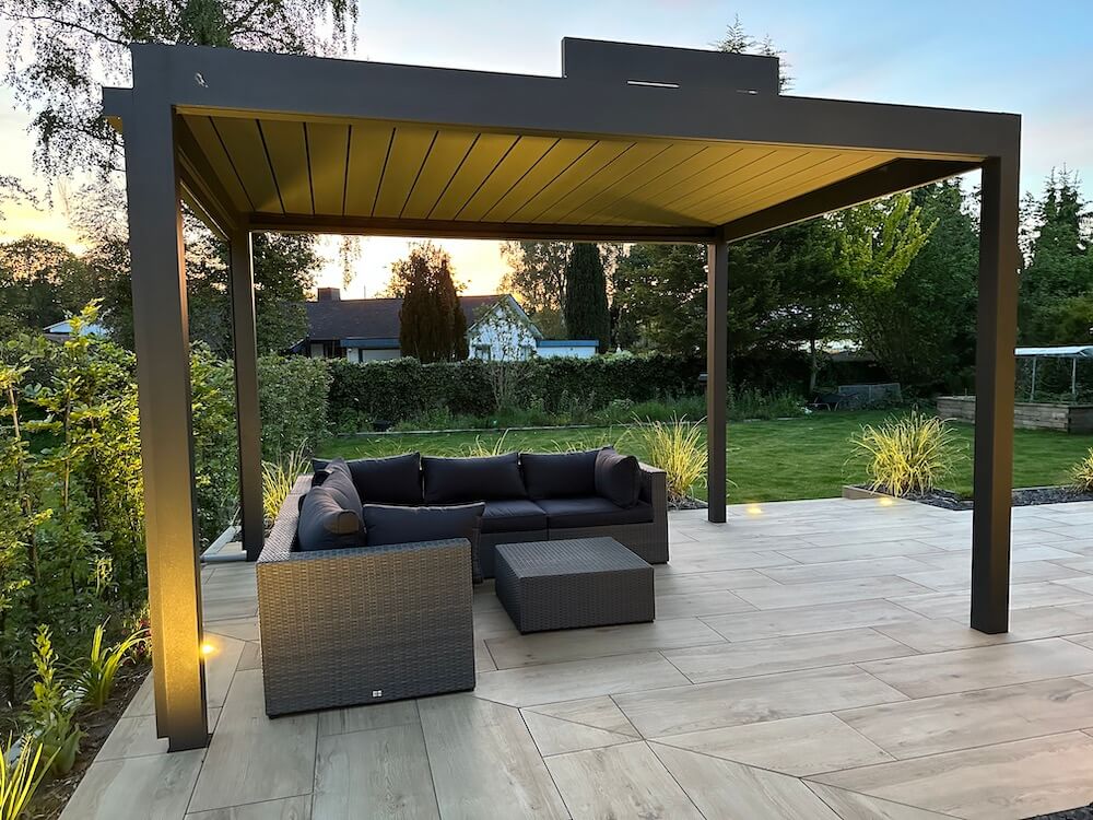 Pergola mit Lamellendach und Seitenwand: komfortabler Sonnen- und Regenschutz für den Außenbereich