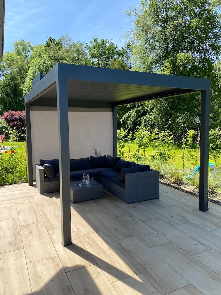 Pergola Metall freistehend in anthrazit - Mit heruntergefahrerer Markise der perfekte Sonnenschutz
