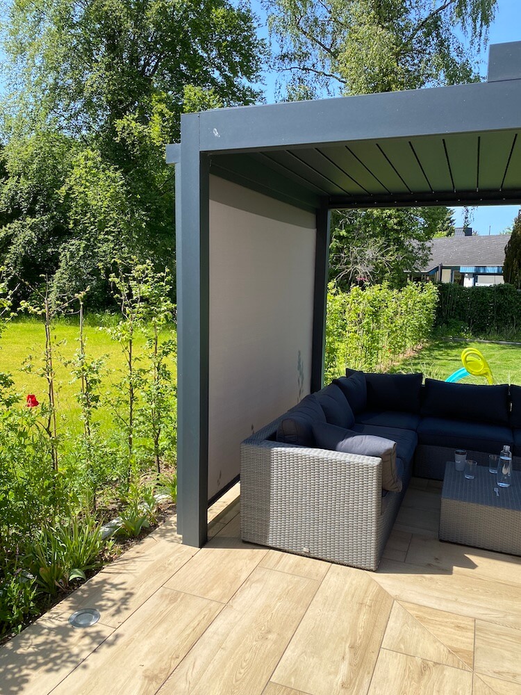 Pergola Seitenwand - Die elektrische Markise schรผtzt vor Sonne und ermรถglicht gemรผtliches Sitzen auf den Loungemรถbeln