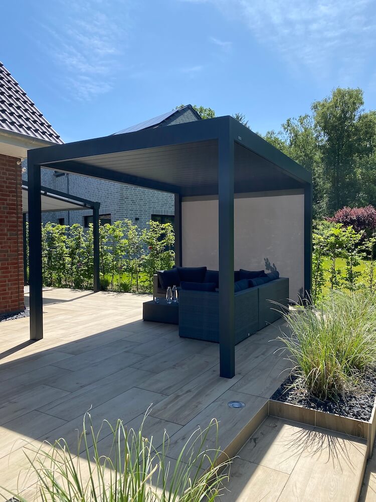 Pergola mit Lamellendach elektrisch - Sowohl die Lamellen, als auch die Seitenwand kรถnnen elektrisch bedient werden
