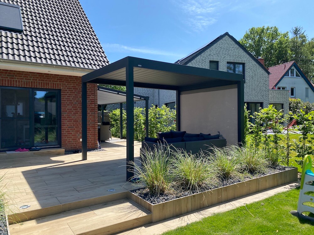Pergola mit Lamellendach und Seitenwand - freistehend auf unserer Terasse